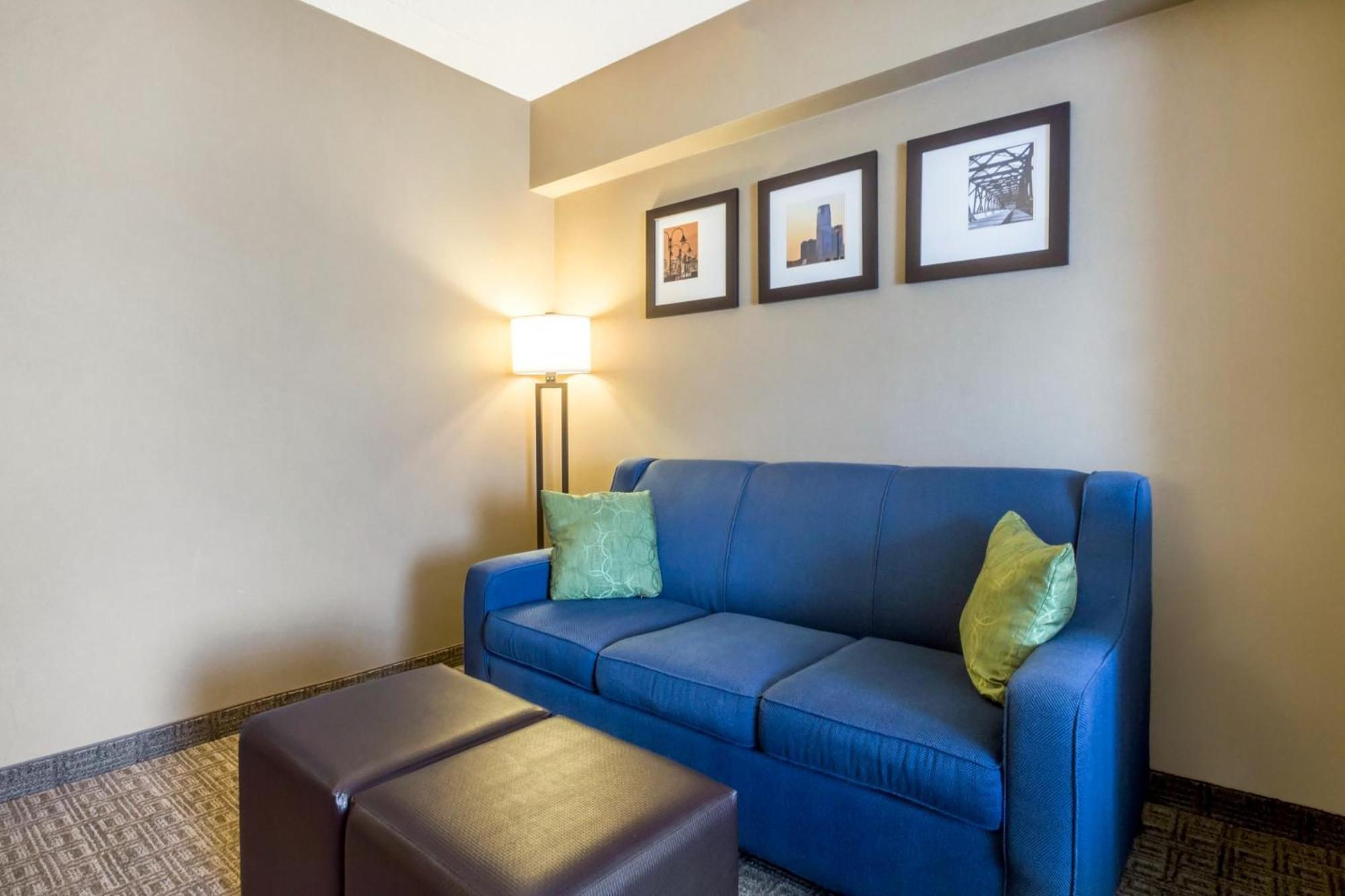 Comfort Suites At Woodbridge Авенел Экстерьер фото